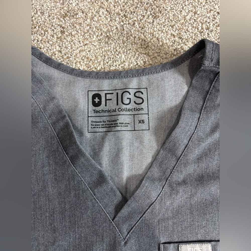 FIGS Women Catarina One Pocket Scrub Shirt Sz XS Graphite Gray Short Sleeves - Picture 5 of 5